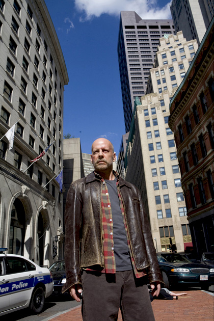In foto Bruce Willis (70 anni) Dall'articolo: Il mondo dei replicanti riporta al cinema il concetto di comando a distanza di un altro corpo.