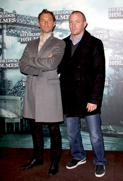 In foto Guy Ritchie (55 anni) Dall'articolo: Guy Ritchie abbandona la regia di Lobo per Sherlock Holmes 2.