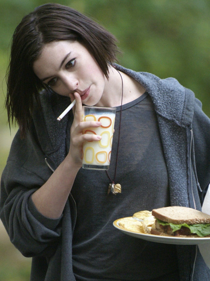 In foto Anne Hathaway (42 anni) Dall'articolo: Film in tv: tra commedie romantiche e spietati assassini.