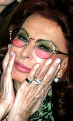 In foto Sophia Loren (90 anni) Dall'articolo: La mia casa  piena di specchi: Tutto su sua madre.