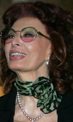 In foto Sophia Loren (90 anni) Dall'articolo: La mia casa  piena di specchi: Tutto su sua madre.