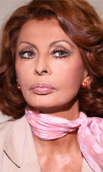 In foto Sophia Loren (90 anni) Dall'articolo: Fiction & Series: Da Sophia Loren la casa  piena di specchi.