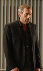 In foto Hugh Laurie (65 anni) Dall'articolo: Fiction & Series: Paura, vero? Crimini italiani firmati Lucarelli.