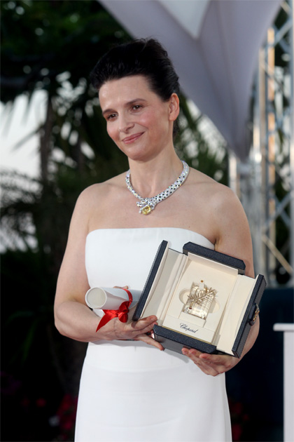 In foto Juliette Binoche (60 anni) Dall'articolo: Cannes 2010: Elio Germano miglior attore.