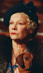 In foto Judi Dench (90 anni) Dall'articolo: Film in Tv: questo weekend.