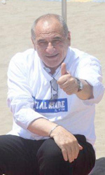 In foto Vincenzo Cerami (84 anni) Dall'articolo: Tutti al mare: che casotto!.