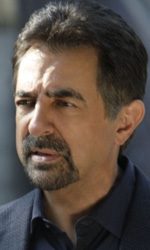 In foto Joe Mantegna (77 anni) Dall'articolo: Fiction & Series: Avanti tutta alle repliche estive.