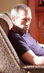 In foto Hugh Laurie (65 anni) Dall'articolo: Fiction & Series: il deserto come prigione dell'anima.
