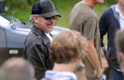 In foto Steven Spielberg (77 anni) Dall'articolo: War Horse: prime foto dal set del nuovo film di Steven Spielberg.