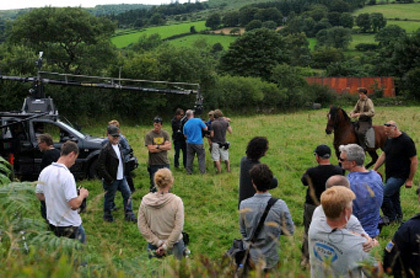 In foto Steven Spielberg (77 anni) Dall'articolo: War Horse: prime foto dal set del nuovo film di Steven Spielberg.