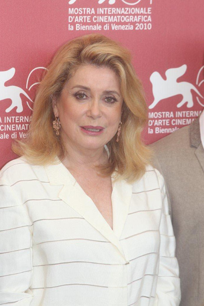 In foto Catherine Deneuve (81 anni) Dall'articolo: Potiche, il nuovo film di Franois Ozon in concorso.