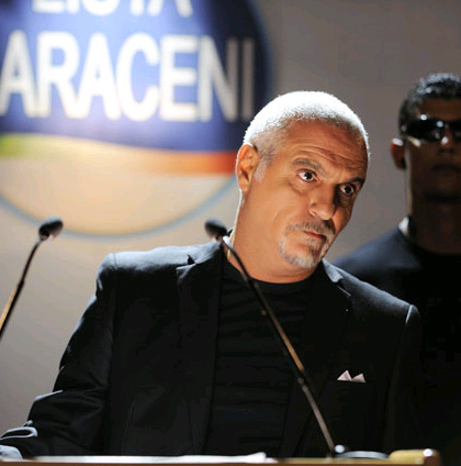 In foto Giorgio Panariello (64 anni) Dall'articolo: Box Office: Mordimi sfiora i 2 milioni in Italia.