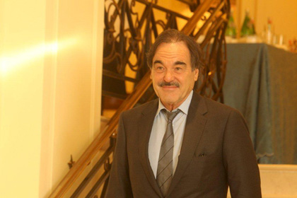 In foto Oliver Stone (78 anni) Dall'articolo: Wall Street  Il denaro non dorme mai: Oliver Stone torna a parlare di economia.