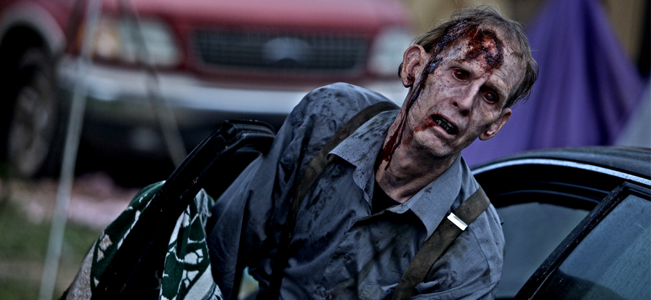 Uno zombie sta uscendo da una macchina -  Dall'articolo: Se il vicino di casa  uno zombie....