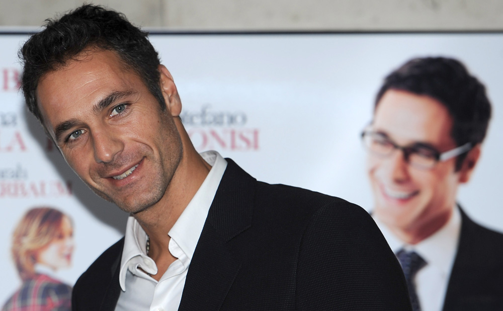 In foto Raoul Bova (53 anni) Dall'articolo: Non siamo solo quelli dei film di Natale.