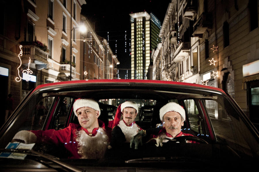 In foto Giacomo Poretti (66 anni) Dall'articolo: La fotogallery del film La banda dei Babbi Natale.