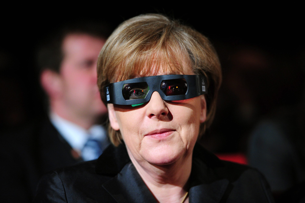 Il cancelliere Angela Merkel indossa gli occhialini per il 3D. -  Dall'articolo: Omaggio in 3D a un'amicizia durata 40 anni.
