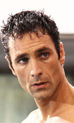 In foto Raoul Bova (53 anni) Dall'articolo: Contro tutte le gabbie, come un delfino.