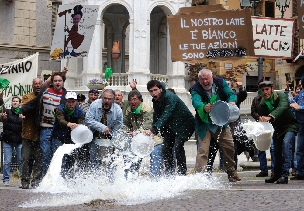 Una scena del film Il gioiellino. -  Dall'articolo: Bevete pi latte, il latte fa bene.