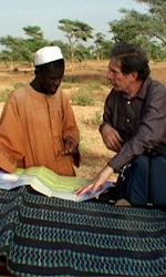 Una foto di scena del film Diol Kadd. Vita, diari e riprese in un villaggio del Senegal di Gianni Celati. -  Dall'articolo: Diol Kadd, la vera vita in un villaggio africano.