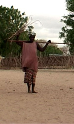 Una foto di scena del film Diol Kadd. Vita, diari e riprese in un villaggio del Senegal di Gianni Celati. -  Dall'articolo: Diol Kadd, la vera vita in un villaggio africano.