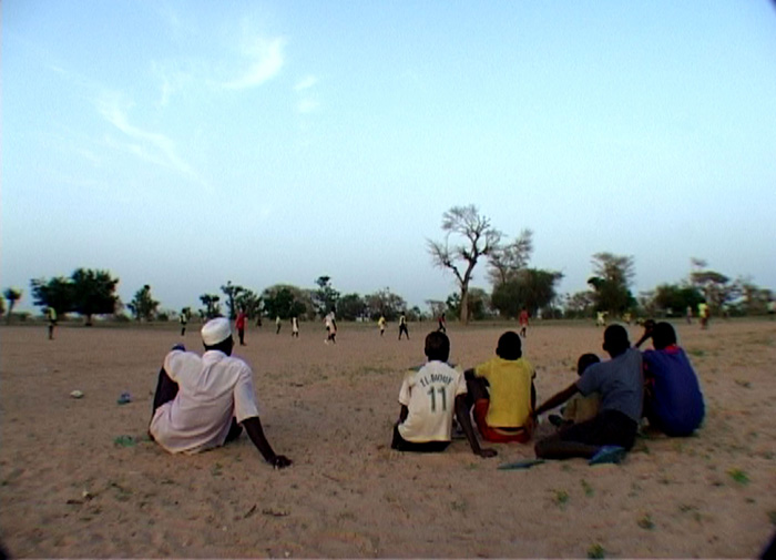 Una foto di scena del film Diol Kadd. Vita, diari e riprese in un villaggio del Senegal di Gianni Celati. -  Dall'articolo: Diol Kadd, la vera vita in un villaggio africano.