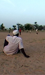 Una foto di scena del film Diol Kadd. Vita, diari e riprese in un villaggio del Senegal di Gianni Celati. -  Dall'articolo: Diol Kadd, la vera vita in un villaggio africano.