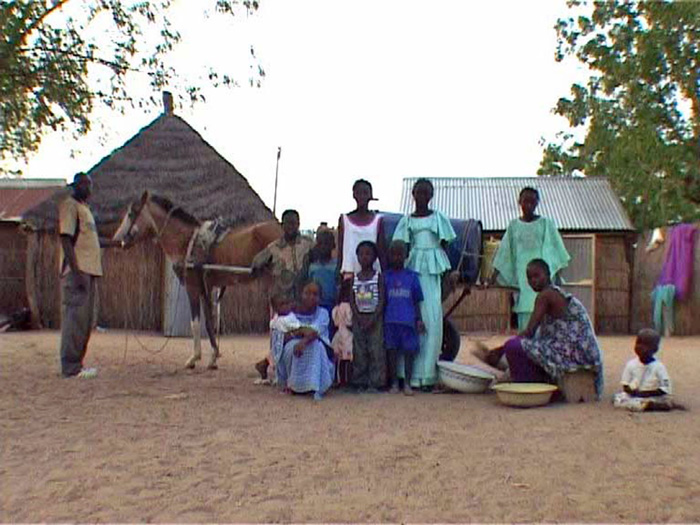 Una foto di scena del film Diol Kadd. Vita, diari e riprese in un villaggio del Senegal di Gianni Celati. -  Dall'articolo: Diol Kadd, la vera vita in un villaggio africano.