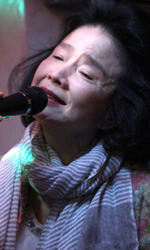Mija (Ju Yunghee) in una scena del film Poetry di Lee Chang-dong. Da oggi al cinema. -  Dall'articolo: Film nelle sale: Qui e ora, la poesia che rende liberi.