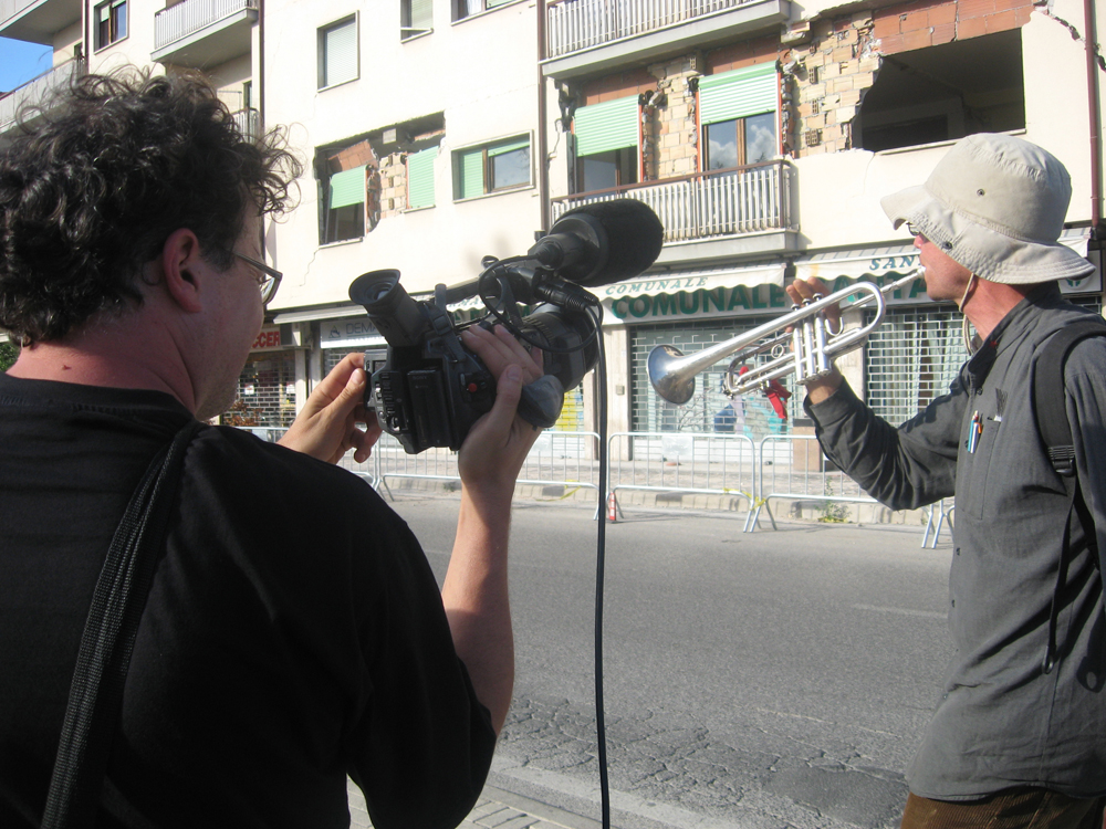 Una foto scattata durante le riprese del documentario Ju Tarramutu di Paolo Pisanelli. -  Dall'articolo: Scosse di assestamento.
