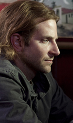 In foto Bradley Cooper (49 anni) Dall'articolo: Bradley Cooper: il mio sballo? Le mozzarelle.