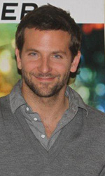 In foto Bradley Cooper (49 anni) Dall'articolo: Bradley Cooper: il mio sballo? Le mozzarelle.