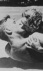 In foto il bacio tra Burt Lancaster e Deborah Kerr in Da qui all'eternit -  Dall'articolo: Storia 