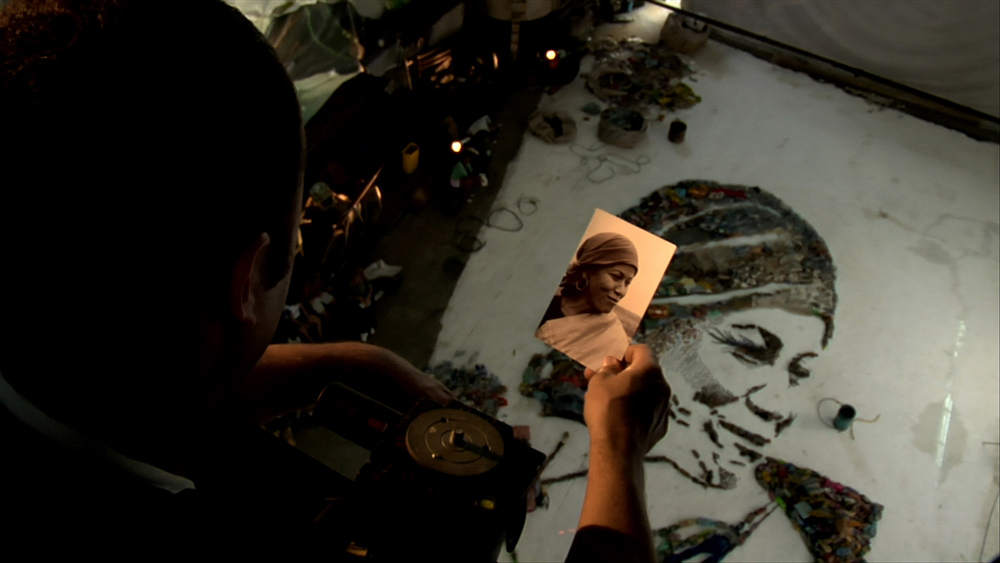 Una scena del documentario Waste Land. -  Dall'articolo: Waste Land: l'arte reciclata.