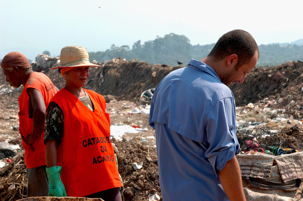 Una scena del documentario Waste Land. -  Dall'articolo: Waste Land: l'arte reciclata.