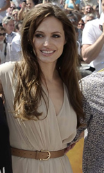 In foto Angelina Jolie (49 anni) Dall'articolo: Cannes, motori caldi ma ruote ferme.