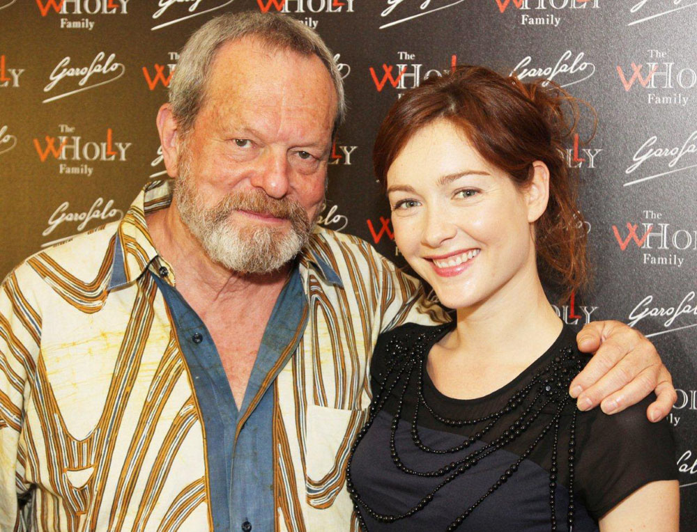 In foto Terry Gilliam (84 anni) Dall'articolo: Sissi e Michelangelo, la strana coppia di The Wholly Family.