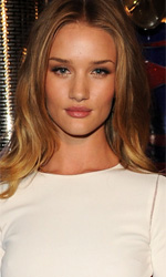 In foto Rosie Huntington-Whiteley (37 anni) Dall'articolo: Film nelle sale: mutazioni robotiche a spasso sulla terra.