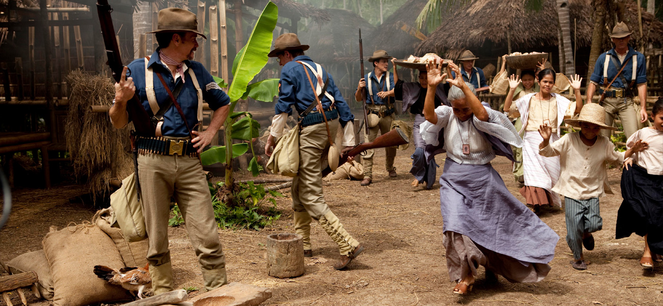 Una suggestiva foto di scena del film Amigo di John Sayles. -  Dall'articolo: Amigo e il cinema di frontiera di John Sayles.