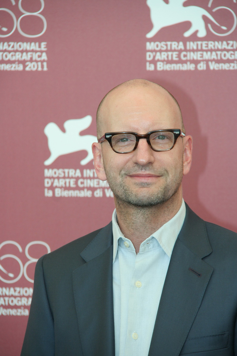 In foto Steven Soderbergh (61 anni) Dall'articolo: Soderbergh, un paranoico film sulla pandemia.