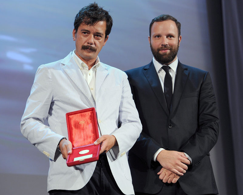 Gli sceneggiatori Yorgos Lanthimos e Efthimis Filippou vincono il premio miglior sceneggiature per Alps, -  Dall'articolo: Il cinema al lavoro.