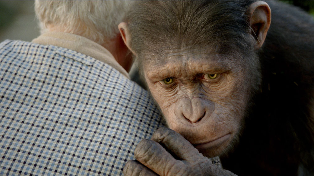 Cesare abbraccia Charles (John Lithgow) in una scena del film L'alba del pianeta delle scimmie. -  Dall'articolo: Andy Serkis, l'uomo scimmia.