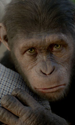 Cesare abbraccia Charles (John Lithgow) in una scena del film L'alba del pianeta delle scimmie. -  Dall'articolo: Andy Serkis, l'uomo scimmia.