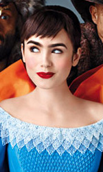 In foto Lily Collins (34 anni) Dall'articolo: Snow White vs Snow White and the Huntsman.