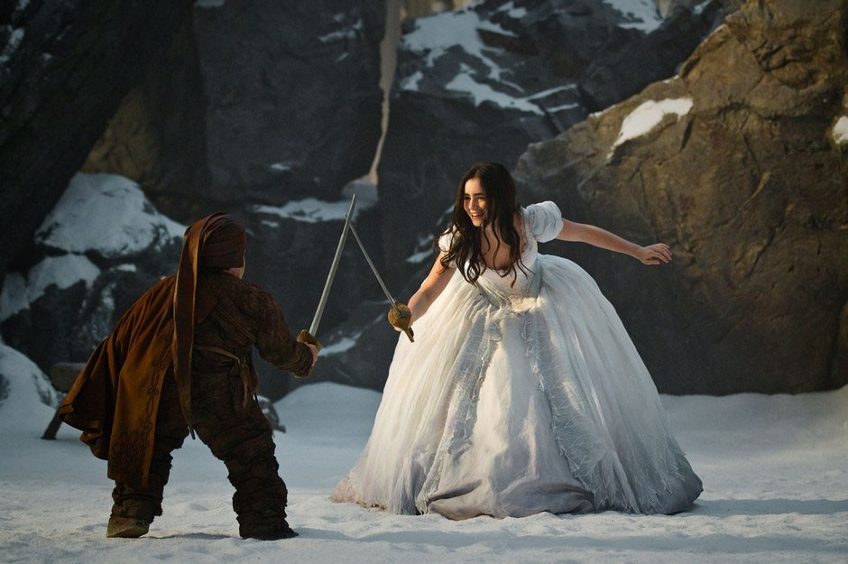 Biancaneve (Lily Collins) si allena con la spada con uno dei nani. -  Dall'articolo: Snow White vs Snow White and the Huntsman.