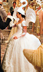 Biancaneve al ballo in maschera (Lily Collins). -  Dall'articolo: Snow White vs Snow White and the Huntsman.