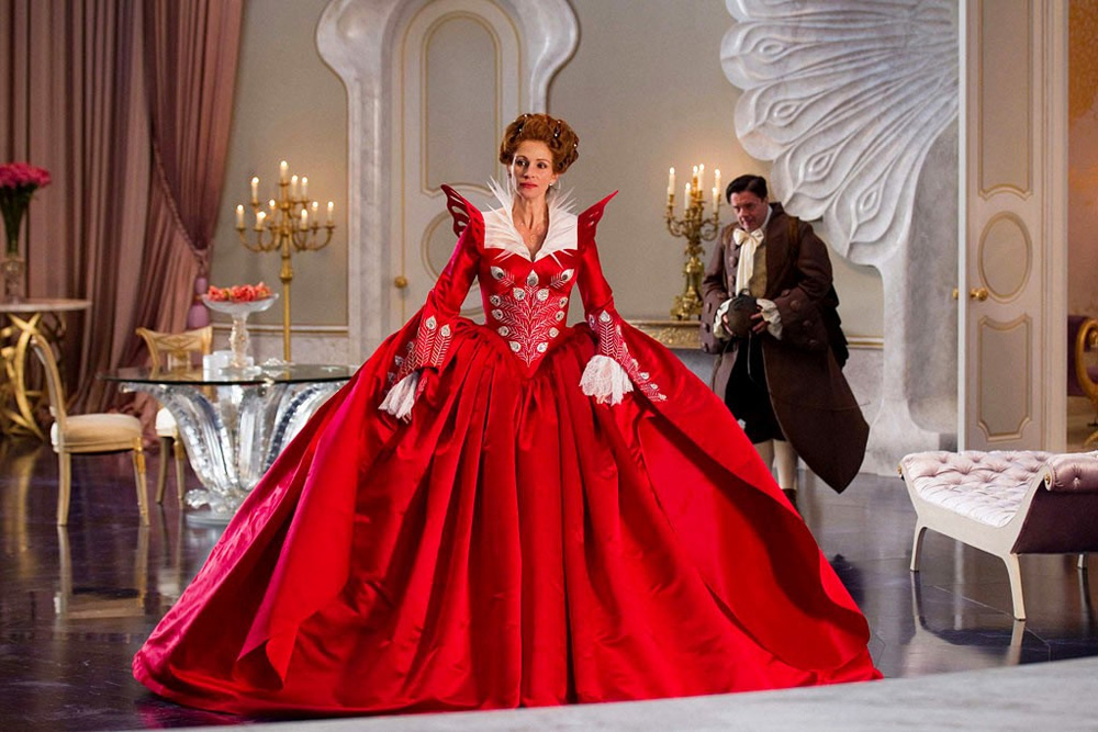 La matrigna (Julia Roberts) con il vestito del ballo in maschera e il fedele Brighton (Nathan Lane). -  Dall'articolo: Snow White vs Snow White and the Huntsman.