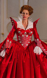 La matrigna (Julia Roberts) con il vestito del ballo in maschera e il fedele Brighton (Nathan Lane). -  Dall'articolo: Snow White vs Snow White and the Huntsman.