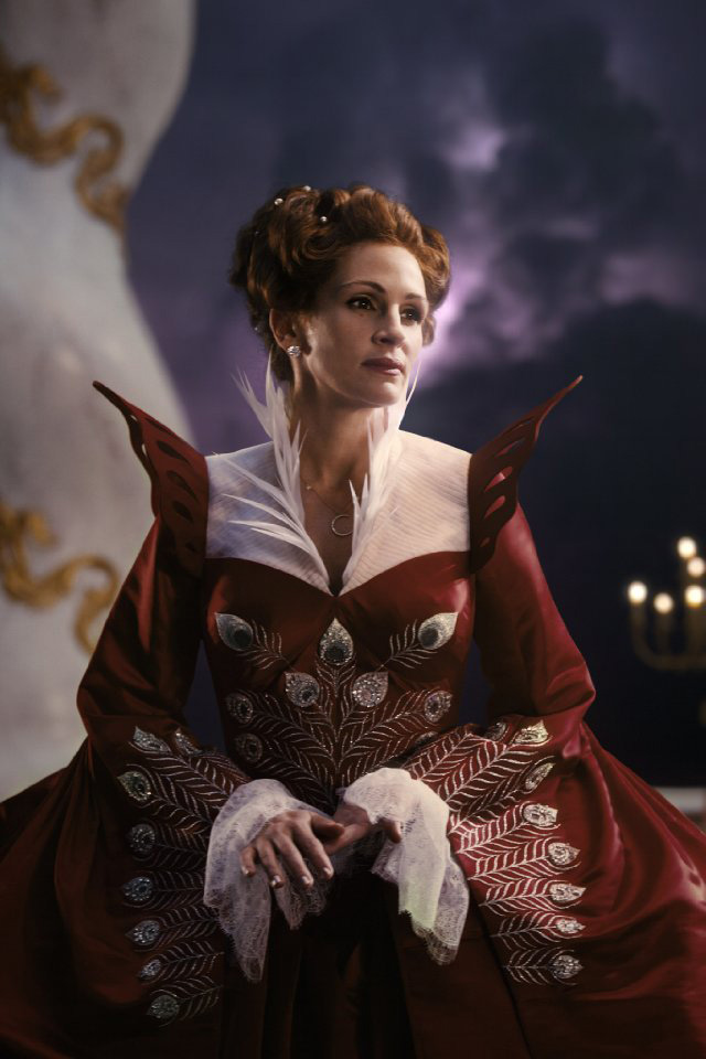 La matrigna (Julia Roberts) con il vestito del ballo in maschera. -  Dall'articolo: Snow White vs Snow White and the Huntsman.