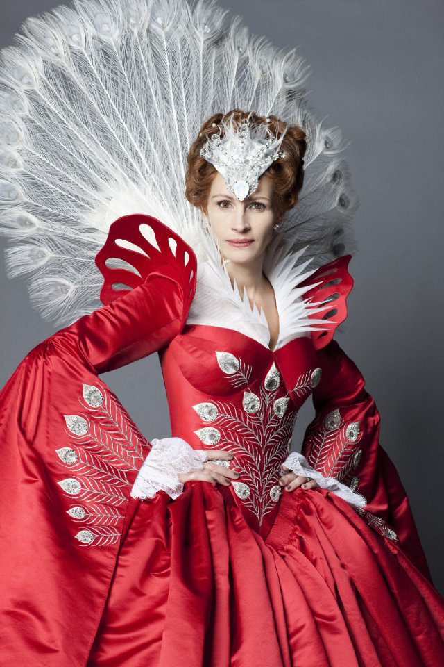 Il vestito della matrigna (Julia Roberts) è ispirato a un pavone. -  Dall'articolo: Snow White vs Snow White and the Huntsman.